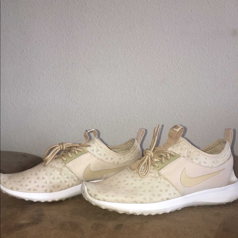 Tan Nike’s